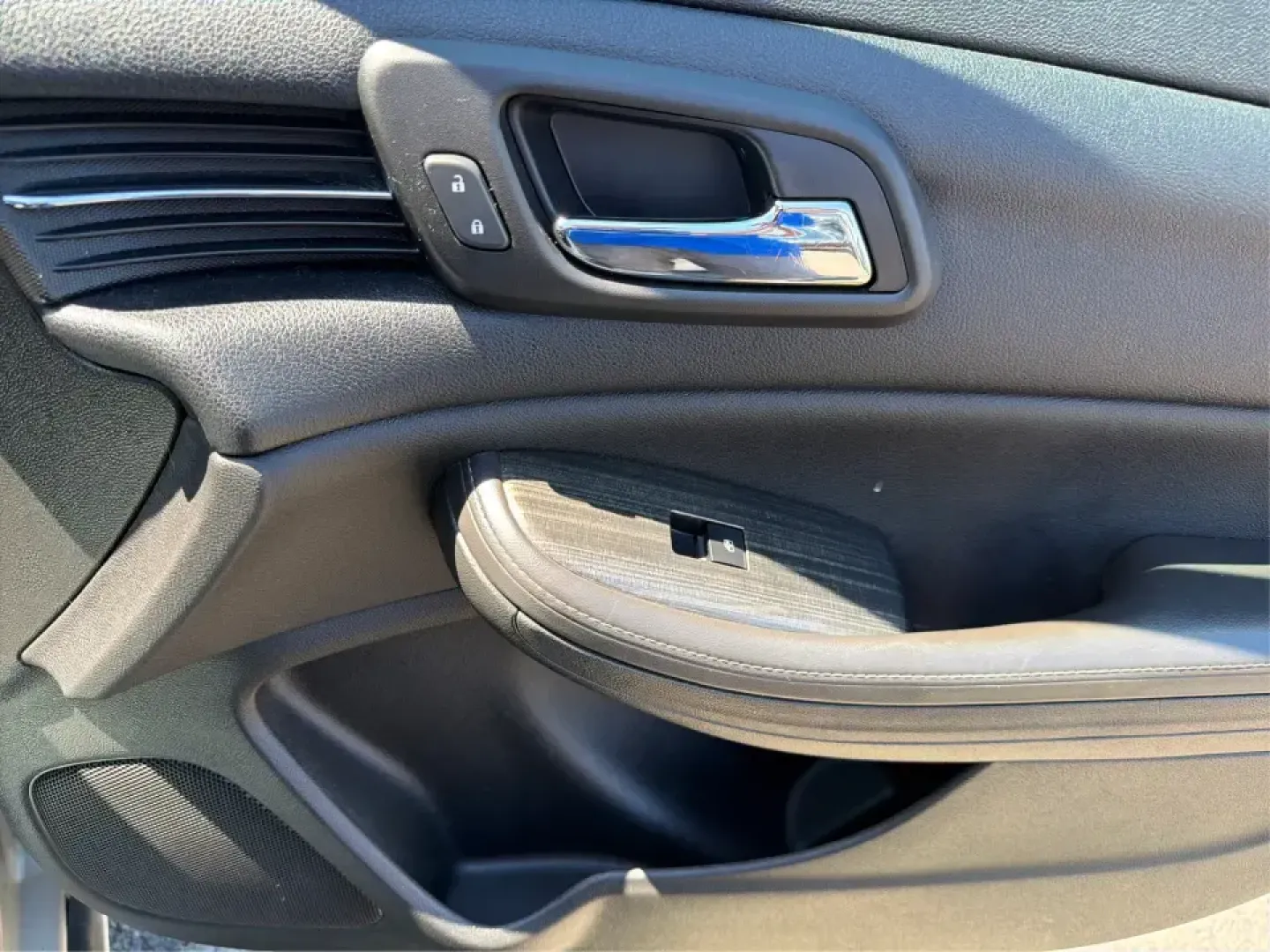 2015 Chevrolet Malibu 1LT (1G11C5SL3FF) with an 2.5L L4 DOHC 16V engine, 6-Speed Automatic transmission, located at 1951 S Dayton Lakeview Rd., New Carlisle, OH, 45344, (937) 908-9800, 39.890999, -84.050255 - Make every mile count-whether you're commuting from New Carlisle to Dayton, juggling school drop-offs, or planning a weekend run to Springfield for shopping and dinner. This 2015 Chevrolet Malibu 1LT is the kind of comfortable, efficient sedan that fits real life: roomy for five, easy to park, and r- Photo#20