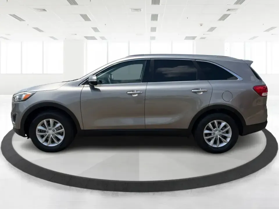 2017 Kia Sorento L 2WD (5XYPG4A34HG) with an 2.4L L4 DOHC 16V engine, 6A transmission, located at 401 Woodman Dr, Riverside, OH, 45431, (937) 908-9800, 39.760899, -84.123421 - Load up the family, point the hood toward your next weekend getaway, and enjoy the kind of SUV flexibility that makes everyday life easier. This 2017 Kia Sorento L 2WD is a smart pick for school drop-offs, grocery runs, and road trips from Riverside to Dayton-offering roomy seating for 5, versatile- Photo#5