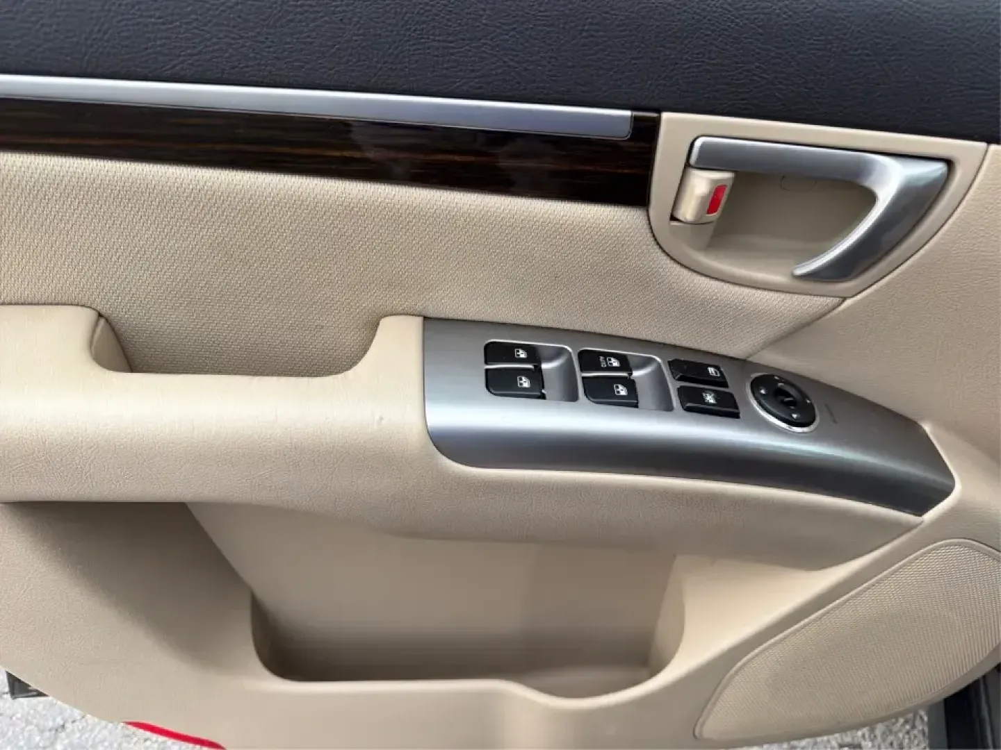 2012 Hyundai Santa Fe GLS 2.4 FWD (5XYZG3AB8CG) with an 2.4L L4 DOHC 16V engine, 6-Speed Automatic transmission, located at 8750 N County Rd 25A, Piqua, OH, 45356, (937) 908-9800, 40.164391, -84.232513 - Picture an easy weekend getaway: you load the cooler, fold the second-row seats for extra gear, and head out of Piqua toward Indian Lake or a day trip through the Miami Valley-without needing a giant SUV. This 2012 Hyundai Santa Fe GLS 2.4 is a practical, five-passenger SUV that fits real life, whet- Photo#17