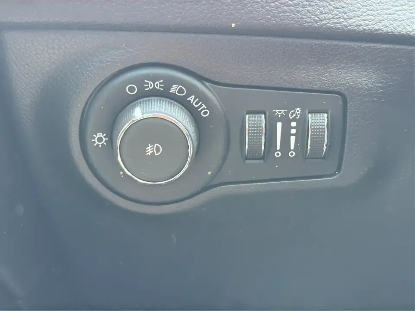 2019 Jeep Compass Longitude, North, Latitude (3C4NJCBB1KT) with an 2.4L I-4 variable valve control engine, located at 4508 South Dixie Dr, Moraine, OH, 45439, (937) 908-9800, 39.689976, -84.218452 - Picture your next weekend: loading up the family for a day at Carillon Historical Park, cruising down South Dixie Drive for errands, then heading out on I-75 for a quick getaway-without needing a huge SUV. This 2019 Jeep Compass in striking Redline Pearlcoat is a smart, city-friendly SUV that still- Photo#17