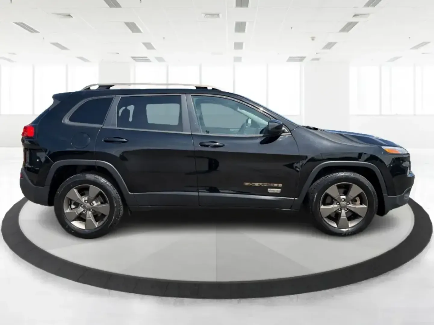 2017 Jeep Cherokee Latitude, Longitude, North (1C4PJMCB9HW) with an Other engine, located at 1184 Kauffman Ave, Fairborn, OH, 45324, (937) 908-9800, 39.807072, -84.030914 - Weekend escapes to John Bryan State Park, snowy commutes to Wright-Patterson AFB, and everyday errands along Dayton Yellow Springs Road all feel more doable in a capable crossover with true Jeep confidence. This 2017 Jeep Cherokee in Diamond Black Crystal Pearlcoat is a smart fit for drivers who wan- Photo#1