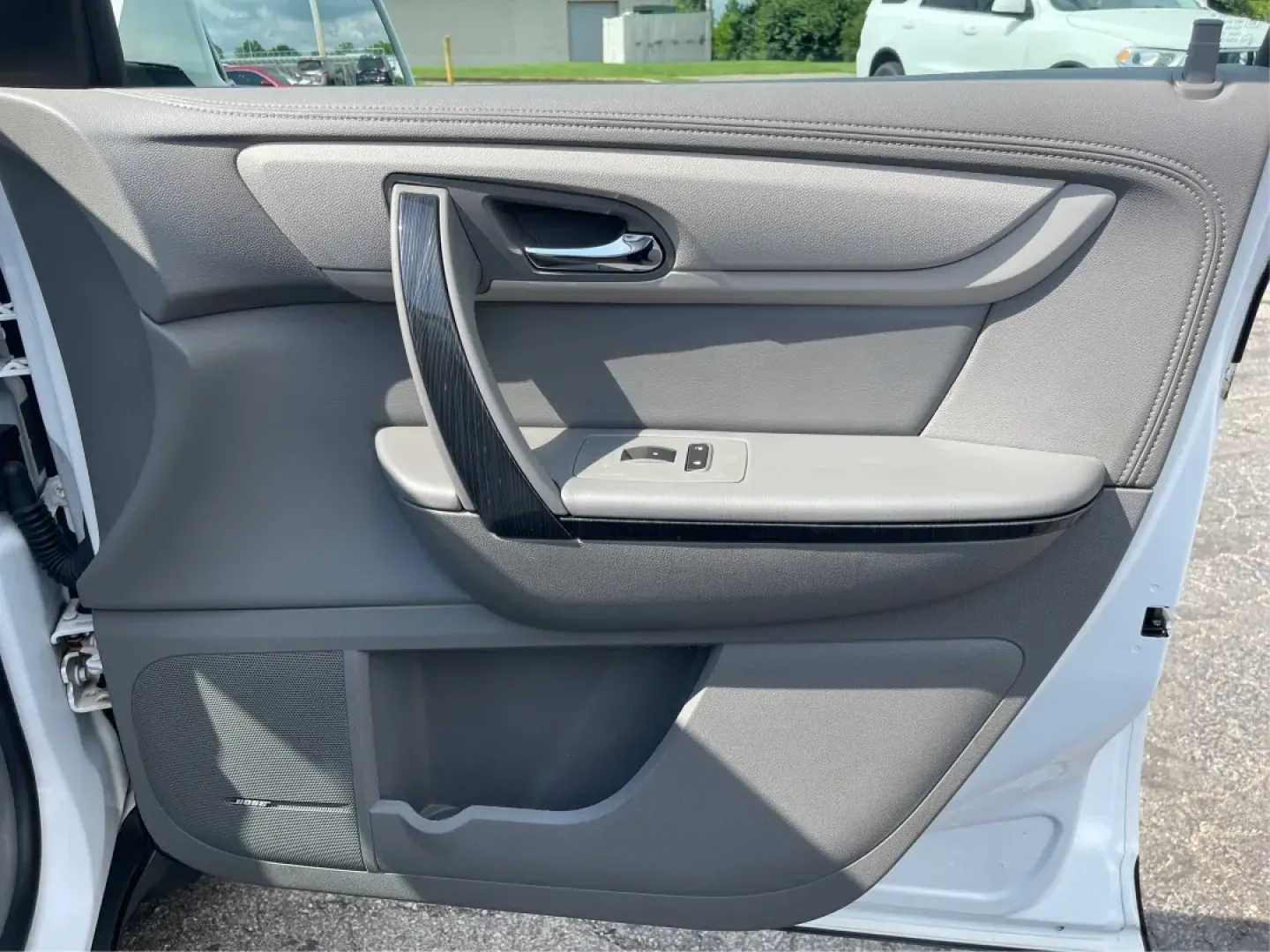 2016 Chevrolet Traverse LTZ (1GNKVJKD6GJ) with an 3.6L V-6 gasoline direct injection engine, located at 1184 Kauffman Ave, Fairborn, OH, 45324, (937) 908-9800, 39.807072, -84.030914 - **Explore Family Adventures with the 2016 Chevrolet Traverse LTZ at Advantage Car and Credit!**<br /> <br /> Are you ready to elevate your family adventures? The 2016 Chevrolet Traverse LTZ is designed for those who lead active lifestyles, whether you're planning a weekend getaway to nearby Yellow S - Photo#20