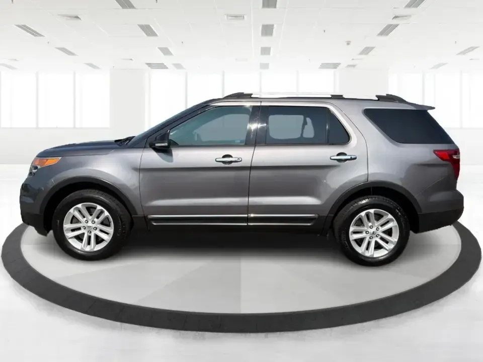 2013 Ford Explorer XLT 4WD (1FM5K8D85DG) with an 3.5L V6 DOHC 24V engine, 6-Speed Automatic transmission, located at 4508 South Dixie Dr, Moraine, OH, 45439, (937) 908-9800, 39.689976, -84.218452 - Need one SUV that can handle school drop-offs, I-75 commutes, and weekend trips to Caesar Creek or a Dayton Dragons game without feeling cramped? This **2013 Ford Explorer XLT 4WD** is built for real life in Southwest Ohio-room for the family, capability for changing weather, and comfort for the lon- Photo#5