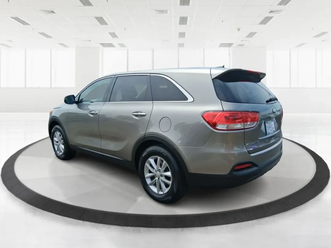 2017 Kia Sorento 2.4L L (5XYPG4A32HG) with an 2.4L I-4 gasoline direct injection engine, located at 8750 N County Rd 25A, Piqua, OH, 45356, (937) 908-9800, 40.164391, -84.232513 - **Unleash Your Adventurous Spirit with this 2017 Kia Sorento at Advantage Car and Credit in Xenia, OH!**<br /> <br /> Are you ready to elevate your family adventures or conquer your daily commute? Look no further than the 2017 Kia Sorento, a versatile SUV that perfectly aligns with your lifestyle ne - Photo#4