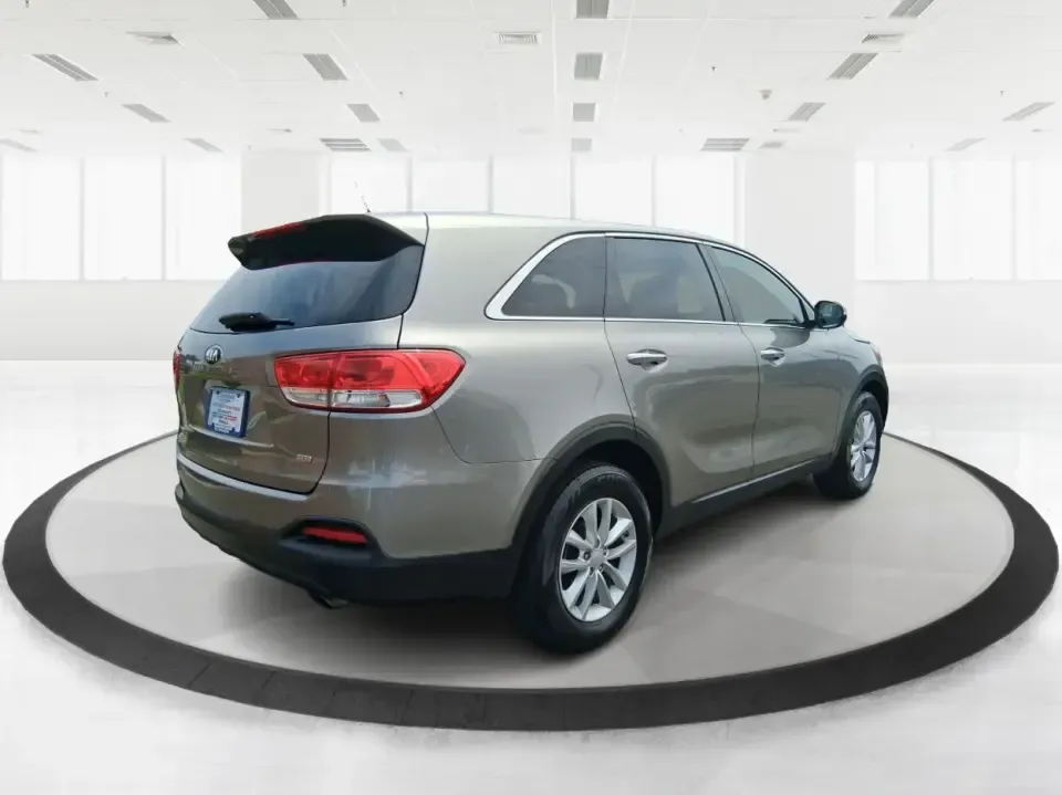 2017 Kia Sorento 2.4L L (5XYPG4A32HG) with an 2.4L I-4 gasoline direct injection engine, 6A transmission, located at 4508 South Dixie Dr, Moraine, OH, 45439, (937) 908-9800, 39.689976, -84.218452 - **Unleash Your Adventurous Spirit with this 2017 Kia Sorento at Advantage Car and Credit in Xenia, OH!**<br /> <br /> Are you ready to elevate your family adventures or conquer your daily commute? Look no further than the 2017 Kia Sorento, a versatile SUV that perfectly aligns with your lifestyle ne - Photo#2