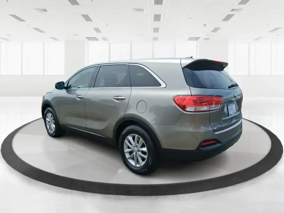 2017 Kia Sorento 2.4L L (5XYPG4A32HG) with an 2.4L I-4 gasoline direct injection engine, 6A transmission, located at 4508 South Dixie Dr, Moraine, OH, 45439, (937) 908-9800, 39.689976, -84.218452 - **Unleash Your Adventurous Spirit with this 2017 Kia Sorento at Advantage Car and Credit in Xenia, OH!**<br /> <br /> Are you ready to elevate your family adventures or conquer your daily commute? Look no further than the 2017 Kia Sorento, a versatile SUV that perfectly aligns with your lifestyle ne - Photo#4