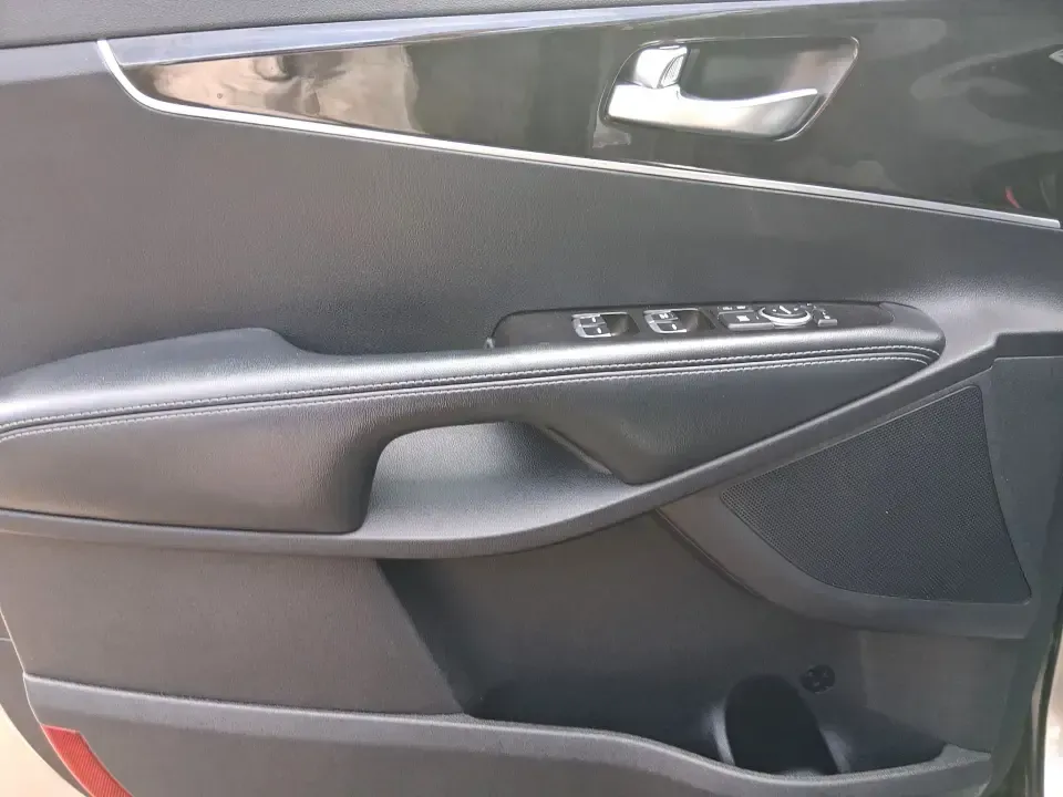 2017 Kia Sorento 2.4L L (5XYPG4A32HG) with an 2.4L I-4 gasoline direct injection engine, 6A transmission, located at 4508 South Dixie Dr, Moraine, OH, 45439, (937) 908-9800, 39.689976, -84.218452 - **Unleash Your Adventurous Spirit with this 2017 Kia Sorento at Advantage Car and Credit in Xenia, OH!**<br /> <br /> Are you ready to elevate your family adventures or conquer your daily commute? Look no further than the 2017 Kia Sorento, a versatile SUV that perfectly aligns with your lifestyle ne - Photo#17