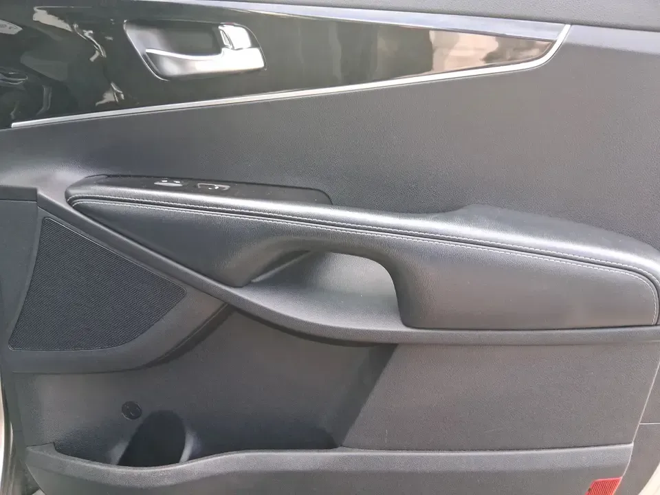 2017 Kia Sorento 2.4L L (5XYPG4A32HG) with an 2.4L I-4 gasoline direct injection engine, 6A transmission, located at 4508 South Dixie Dr, Moraine, OH, 45439, (937) 908-9800, 39.689976, -84.218452 - **Unleash Your Adventurous Spirit with this 2017 Kia Sorento at Advantage Car and Credit in Xenia, OH!**<br /> <br /> Are you ready to elevate your family adventures or conquer your daily commute? Look no further than the 2017 Kia Sorento, a versatile SUV that perfectly aligns with your lifestyle ne - Photo#18