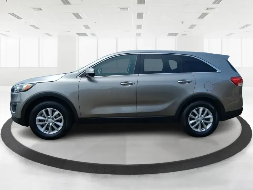 2017 Kia Sorento 2.4L L (5XYPG4A32HG) with an 2.4L I-4 gasoline direct injection engine, 6A transmission, located at 880 E. National Road, Vandalia, OH, 45377, (937) 908-9800, 39.891918, -84.183594 - **Unleash Your Adventurous Spirit with this 2017 Kia Sorento at Advantage Car and Credit in Xenia, OH!**<br /> <br /> Are you ready to elevate your family adventures or conquer your daily commute? Look no further than the 2017 Kia Sorento, a versatile SUV that perfectly aligns with your lifestyle ne - Photo#5