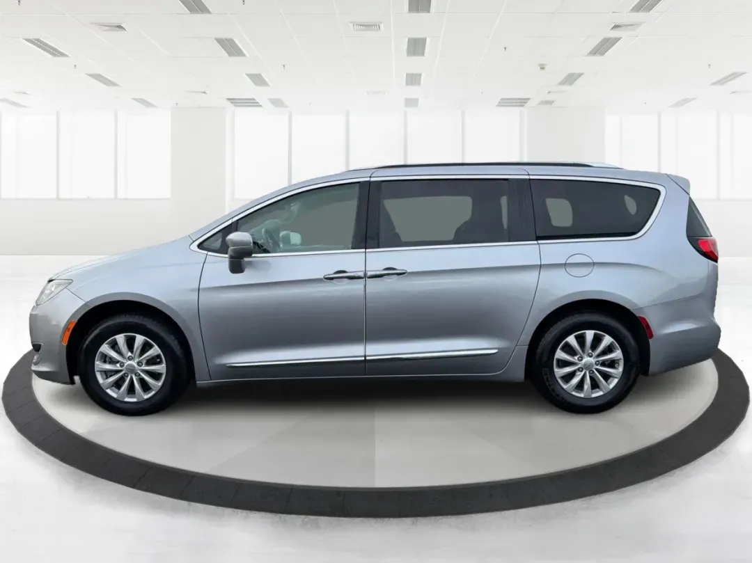 2019 Chrysler Pacifica Touring-L (2C4RC1BG5KR) with an 3.6L V6 DOHC 24V engine, 9-Speed Automatic transmission, located at 1099 N County Rd 25A, Troy, OH, 45373, (937) 908-9800, 40.057079, -84.212883 - **Experience Family Adventures with the 2019 Chrysler Pacifica Touring-L from Advantage Car and Credit!**<br /> <br /> Are you searching for the perfect vehicle to accommodate your family's growing needs? Look no further! The 2019 Chrysler Pacifica Touring-L is designed with families in mind, offeri - Photo#5