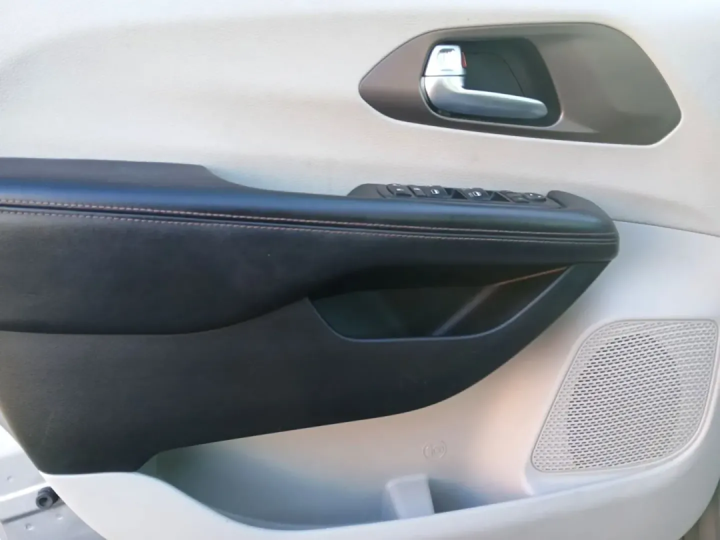 2019 Chrysler Pacifica Touring-L (2C4RC1BG5KR) with an 3.6L V6 DOHC 24V engine, 9-Speed Automatic transmission, located at 8750 N County Rd 25A, Piqua, OH, 45356, (937) 908-9800, 40.164391, -84.232513 - **Experience Family Adventures with the 2019 Chrysler Pacifica Touring-L from Advantage Car and Credit!**<br /> <br /> Are you searching for the perfect vehicle to accommodate your family's growing needs? Look no further! The 2019 Chrysler Pacifica Touring-L is designed with families in mind, offeri - Photo#19