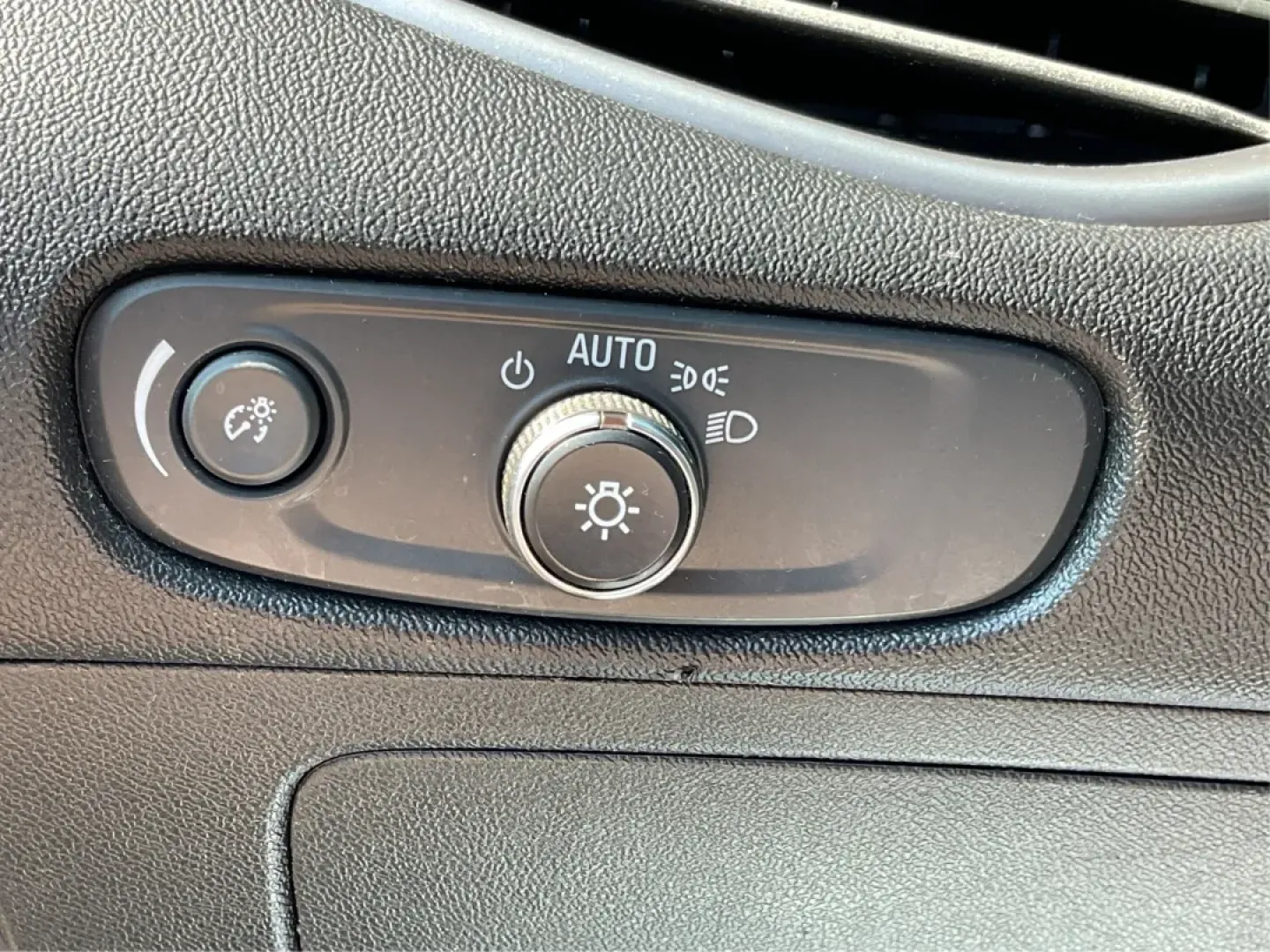 2018 Chevrolet Malibu 1LS (1G1ZB5ST0JF) with an ECOTEC 1.5L I-4 gasoline direct injection engine, located at 1184 Kauffman Ave, Fairborn, OH, 45324, (937) 908-9800, 39.807072, -84.030914 - **Experience Unmatched Comfort and Style with the 2018 Chevrolet Malibu at Advantage Car and Credit in Fairborn, OH!**<br /> <br /> Are you in the market for a dependable sedan that effortlessly balances style, comfort, and cutting-edge technology? Look no further than the stunning 2018 Chevrolet Ma - Photo#17