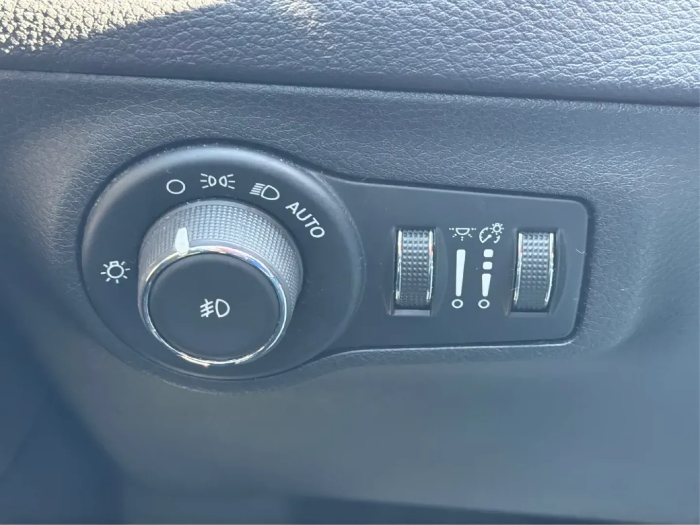 2018 Jeep Compass Latitude FWD (3C4NJCBB1JT) with an 2.4L I-4 variable valve control engine, Automatic transmission, located at 1951 S Dayton Lakeview Rd., New Carlisle, OH, 45344, (937) 908-9800, 39.890999, -84.050255 - **Adventure Awaits with This 2018 Jeep Compass Latitude FWD!**<br /> <br /> Transform your everyday travels into unforgettable adventures with the 2018 Jeep Compass Latitude FWD. This SUV is not just a mode of transportation; it's your ticket to exploration, whether it's cruising through the scenic - Photo#17