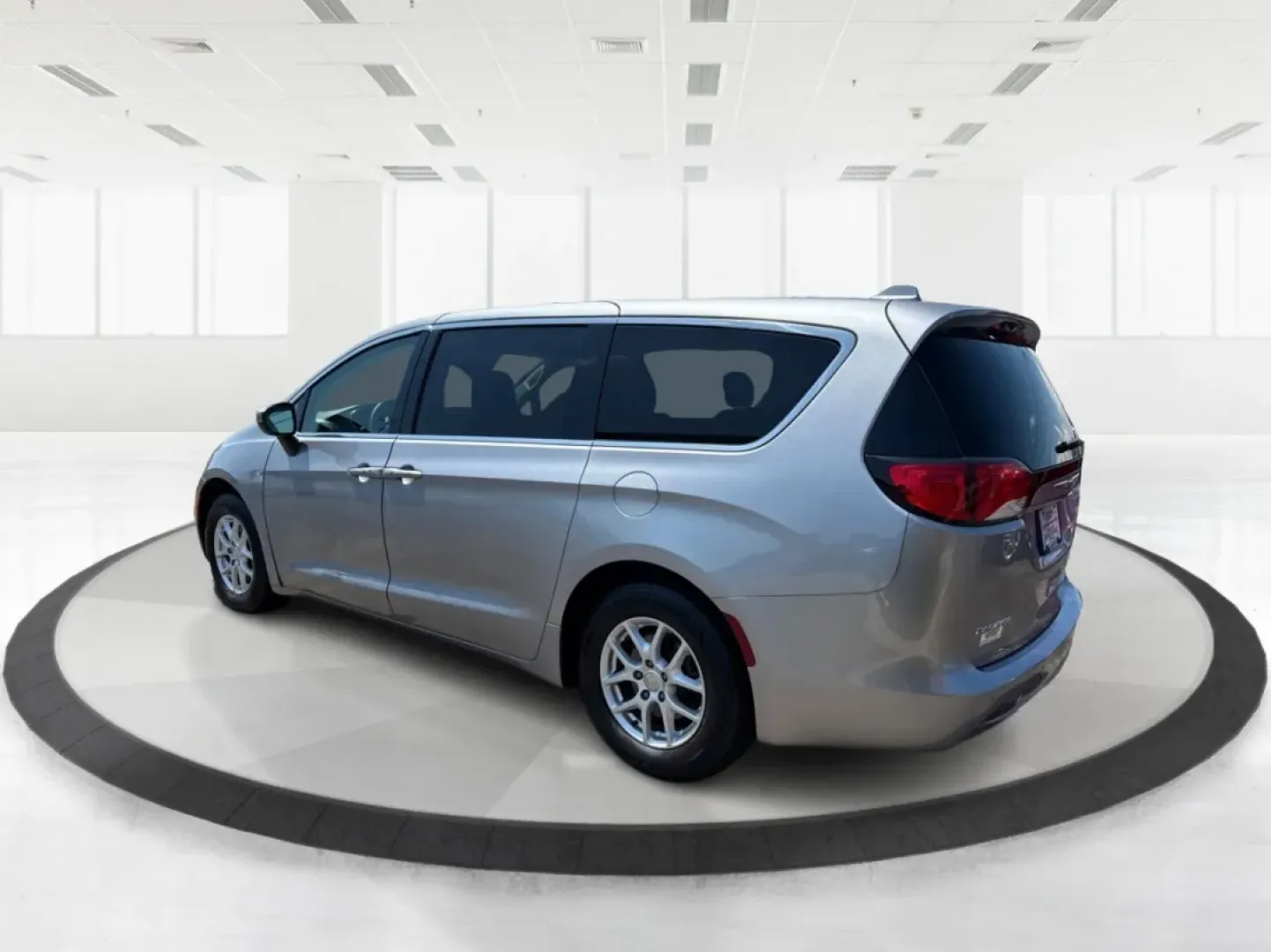 2018 Chrysler Pacifica Touring (2C4RC1DG2JR) with an 3.6L V-6 DOHC engine, located at 1951 S Dayton Lakeview Rd., New Carlisle, OH, 45344, (937) 908-9800, 39.890999, -84.050255 - Discover the ultimate family vehicle that perfectly balances comfort, space, and versatility-the 2018 Chrysler Pacifica Touring. Ideal for growing families and those who crave adventure, this passenger van is ready to take you on unforgettable road trips or to simply navigate the daily grind in styl - Photo#4