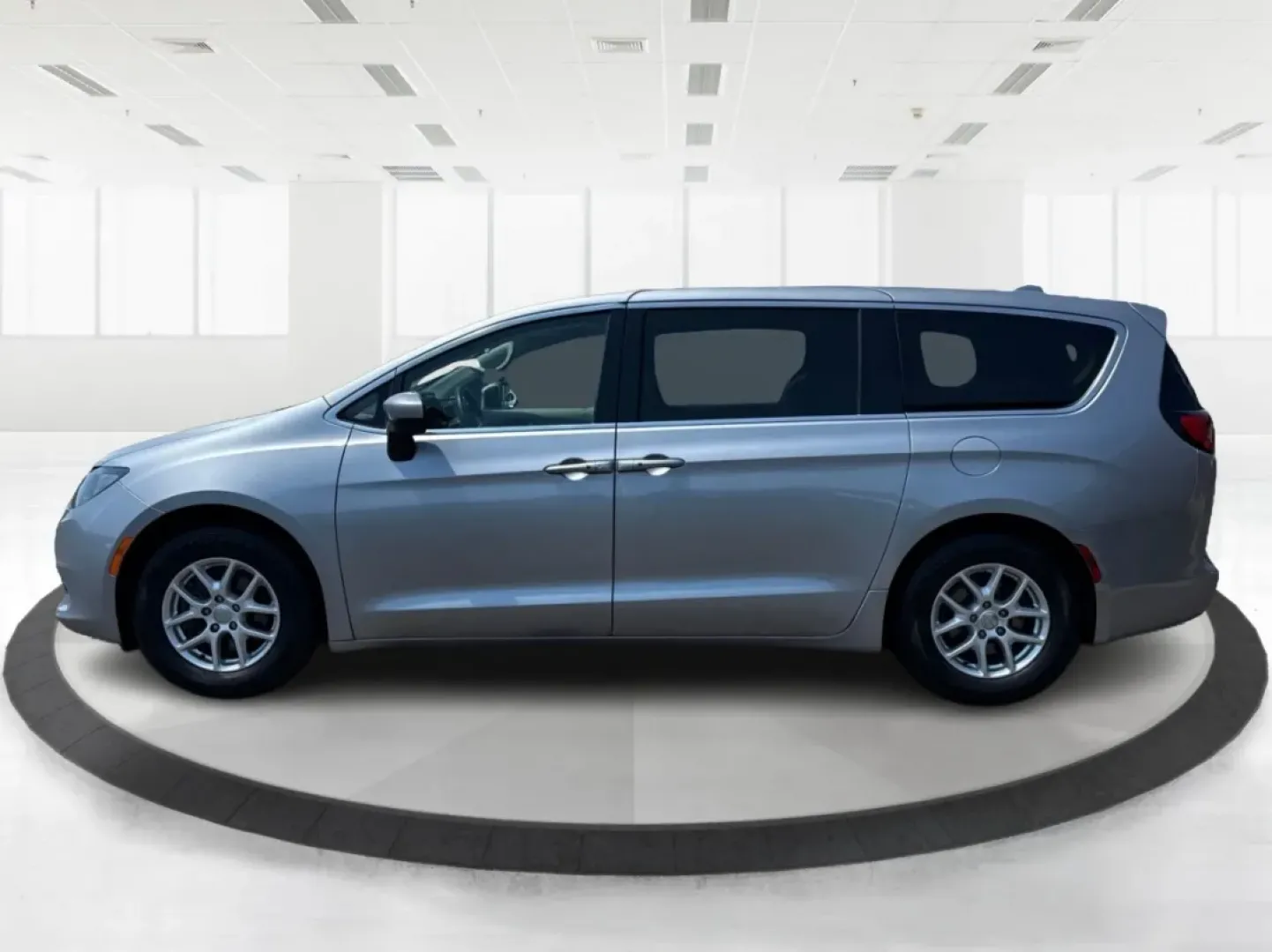 2018 Chrysler Pacifica Touring (2C4RC1DG2JR) with an 3.6L V-6 DOHC engine, located at 1951 S Dayton Lakeview Rd., New Carlisle, OH, 45344, (937) 908-9800, 39.890999, -84.050255 - Discover the ultimate family vehicle that perfectly balances comfort, space, and versatility-the 2018 Chrysler Pacifica Touring. Ideal for growing families and those who crave adventure, this passenger van is ready to take you on unforgettable road trips or to simply navigate the daily grind in styl - Photo#5