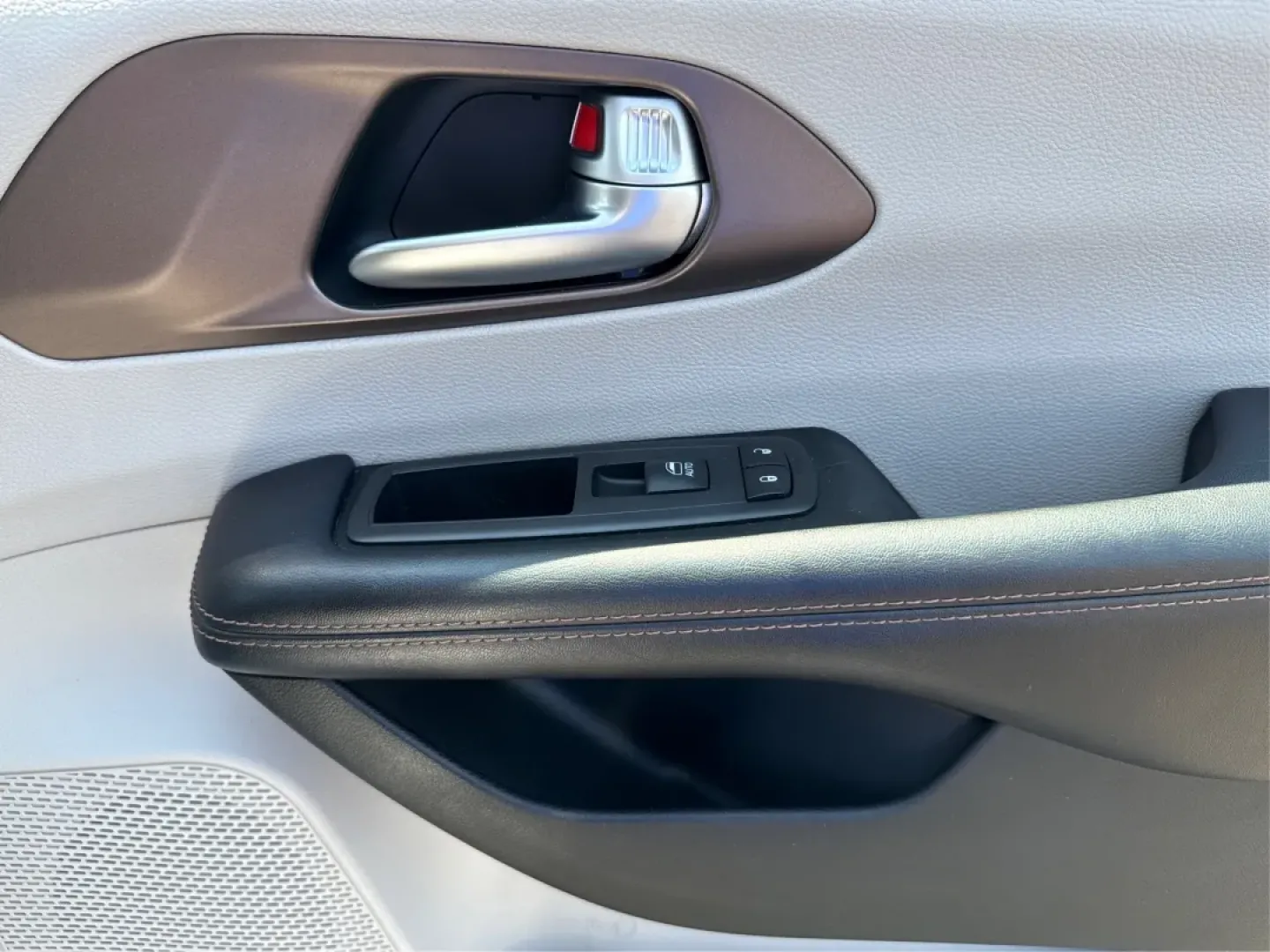 2018 Chrysler Pacifica Touring (2C4RC1DG2JR) with an 3.6L V-6 DOHC engine, located at 1951 S Dayton Lakeview Rd., New Carlisle, OH, 45344, (937) 908-9800, 39.890999, -84.050255 - Discover the ultimate family vehicle that perfectly balances comfort, space, and versatility-the 2018 Chrysler Pacifica Touring. Ideal for growing families and those who crave adventure, this passenger van is ready to take you on unforgettable road trips or to simply navigate the daily grind in styl - Photo#20