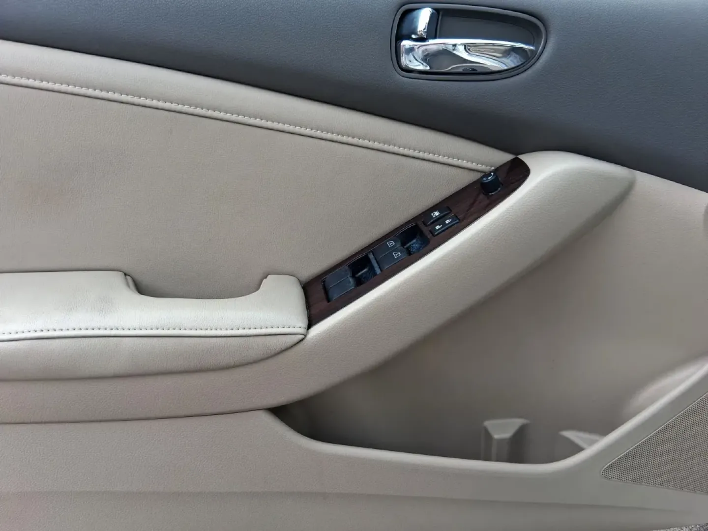 2012 Nissan Altima 2.5 S (1N4AL2APXCN) with an 2.5L I-4 DOHC engine, located at 1951 S Dayton Lakeview Rd., New Carlisle, OH, 45344, (937) 908-9800, 39.890999, -84.050255 - **Explore the Open Road with the 2012 Nissan Altima Perfect for Your Lifestyle!**<br /> <br /> Are you on the lookout for a reliable and stylish sedan that perfectly complements your active lifestyle? Look no further than this stunning 2012 Nissan Altima 2.5 S, available now at Advantage Car and Cr - Photo#17