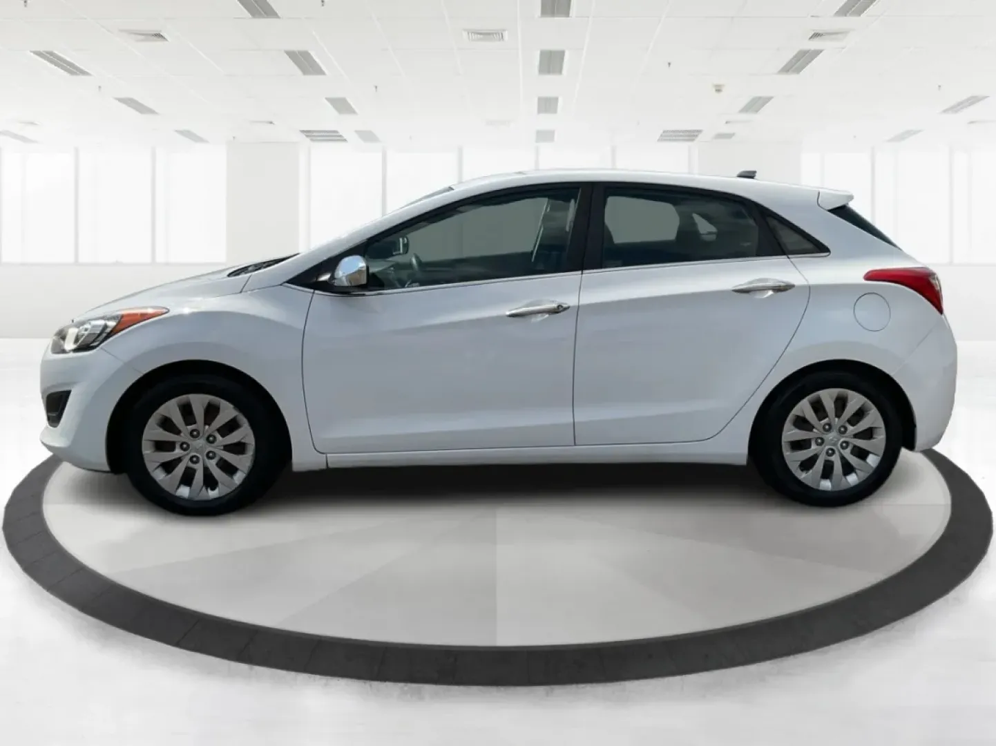 2017 Hyundai Elantra GT Base (KMHD35LH2HU) with an Other engine, located at 880 E. National Road, Vandalia, OH, 45377, (937) 908-9800, 39.891918, -84.183594 - **Discover the Perfect Commuter or Family Vehicle at Advantage Car and Credit - Piqua**<br /> <br /> Are you searching for a reliable vehicle that caters to your daily commute or weekend family adventures? Look no further than this 2017 Hyundai Elantra GT, now available for purchase at Advantage Car - Photo#5