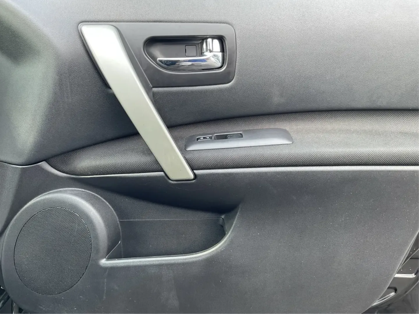 2013 Nissan Rogue S (JN8AS5MV0DW) with an 2.5L I-4 DOHC engine, located at 4508 South Dixie Dr, Moraine, OH, 45439, (937) 908-9800, 39.689976, -84.218452 - ### Explore the Perfect Family Adventure with the 2013 Nissan Rogue at Advantage Car and Credit - Moraine!<br /> <br /> Are you in the market for a versatile SUV that can handle both the daily grind and weekend getaways? Look no further than the 2013 Nissan Rogue, available now at Advantage Car and - Photo#18