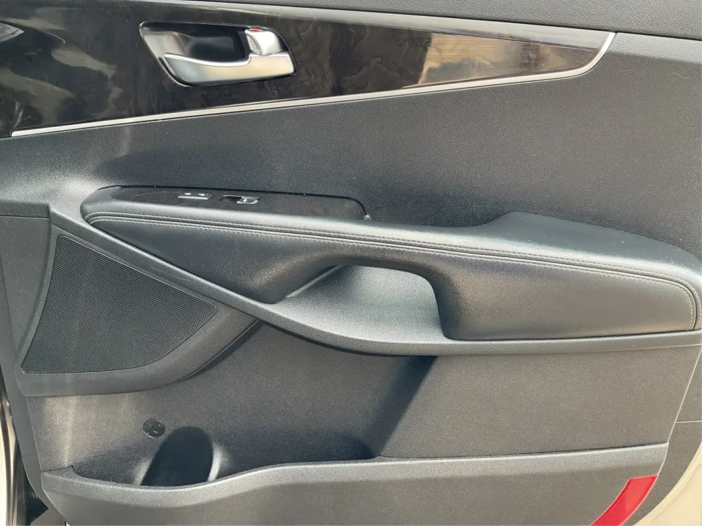 2016 Kia Sorento 2.4L LX (5XYPG4A34GG) with an 2.4L I-4 gasoline direct injection engine, located at 4508 South Dixie Dr, Moraine, OH, 45439, (937) 908-9800, 39.689976, -84.218452 - **Explore Life's Adventures with the 2016 Kia Sorento at Advantage Car and Credit - Riverside!**<br /> <br /> Are you ready to elevate your driving experience? The 2016 Kia Sorento is the perfect companion for families, adventurers, and daily commuters alike. This versatile SUV seamlessly blends com - Photo#18