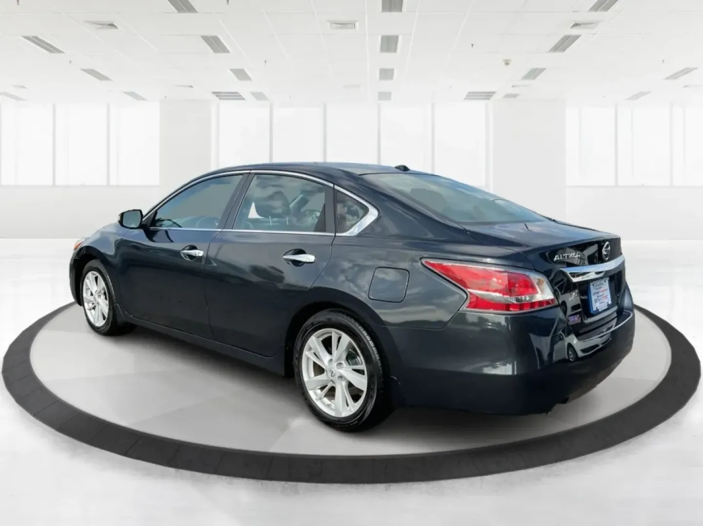 2015 Nissan Altima 2.5 SV (1N4AL3AP2FC) with an 2.5L I-4 DOHC engine, located at 1184 Kauffman Ave, Fairborn, OH, 45324, (937) 908-9800, 39.807072, -84.030914 - **Elevate Your Daily Drive with the 2015 Nissan Altima 2.5 SV at Advantage Car and Credit - Fairborn!**<br /> <br /> Are you searching for a reliable sedan that effortlessly blends style, comfort, and technology? Look no further than the 2015 Nissan Altima 2.5 SV available at Advantage Car and Credi - Photo#4
