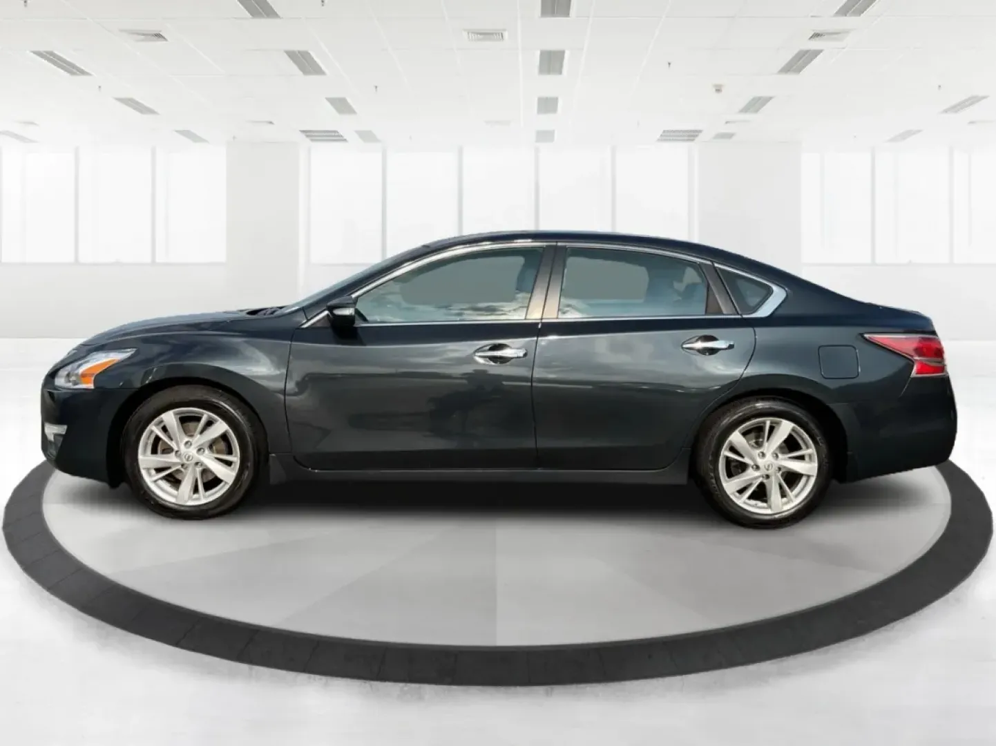 2015 Nissan Altima 2.5 SV (1N4AL3AP2FC) with an 2.5L I-4 DOHC engine, located at 1184 Kauffman Ave, Fairborn, OH, 45324, (937) 908-9800, 39.807072, -84.030914 - **Elevate Your Daily Drive with the 2015 Nissan Altima 2.5 SV at Advantage Car and Credit - Fairborn!**<br /> <br /> Are you searching for a reliable sedan that effortlessly blends style, comfort, and technology? Look no further than the 2015 Nissan Altima 2.5 SV available at Advantage Car and Credi - Photo#5