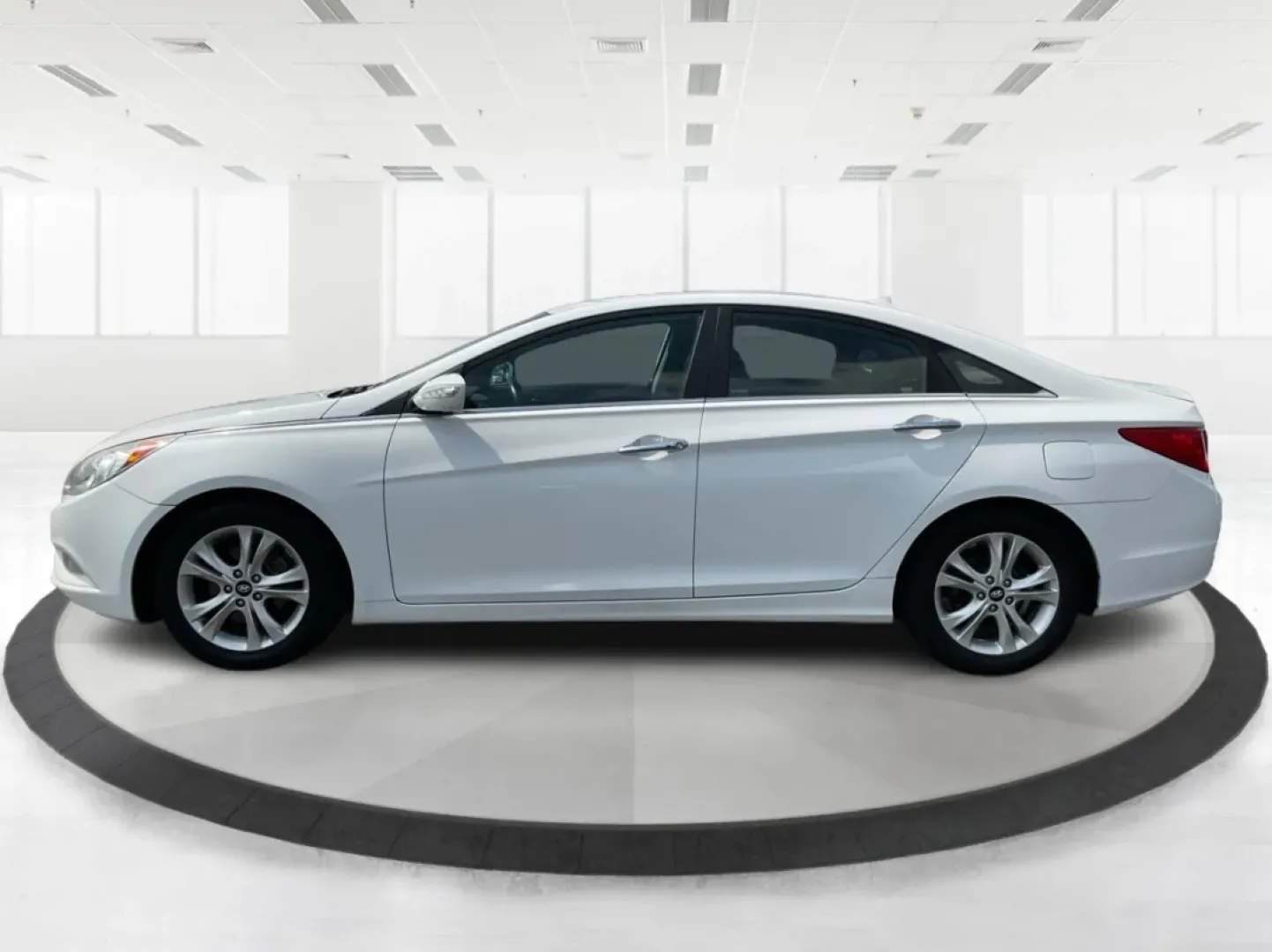 2011 Hyundai Sonata Limited (5NPEC4AC8BH) with an 2.4L I-4 gasoline direct injection engine, located at 1184 Kauffman Ave, Fairborn, OH, 45324, (937) 908-9800, 39.807072, -84.030914 - **Experience Comfort and Style with the 2011 Hyundai Sonata Limited - Perfect for Your Daily Commute or Weekend Getaway!**<br /> <br /> Looking for a reliable vehicle that seamlessly fits into your busy lifestyle? The 2011 Hyundai Sonata Limited is an excellent choice for those who want a perfect bl - Photo#5