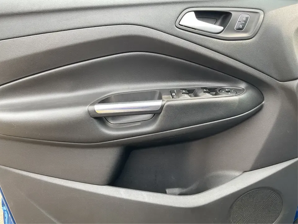 2017 Ford Escape (1FMCU9GD3HU) with an Other engine, located at 1230 East Main St, Xenia, OH, 45385, (937) 908-9800, 39.688026, -83.910172 - Are you searching for a reliable and stylish SUV that fits seamlessly into your busy lifestyle? Look no further than this stunning 2017 Ford Escape SE, available now at Advantage Car and Credit in Fairborn, OH. With its robust features and comfortable design, this vehicle is perfect for growing fami - Photo#19