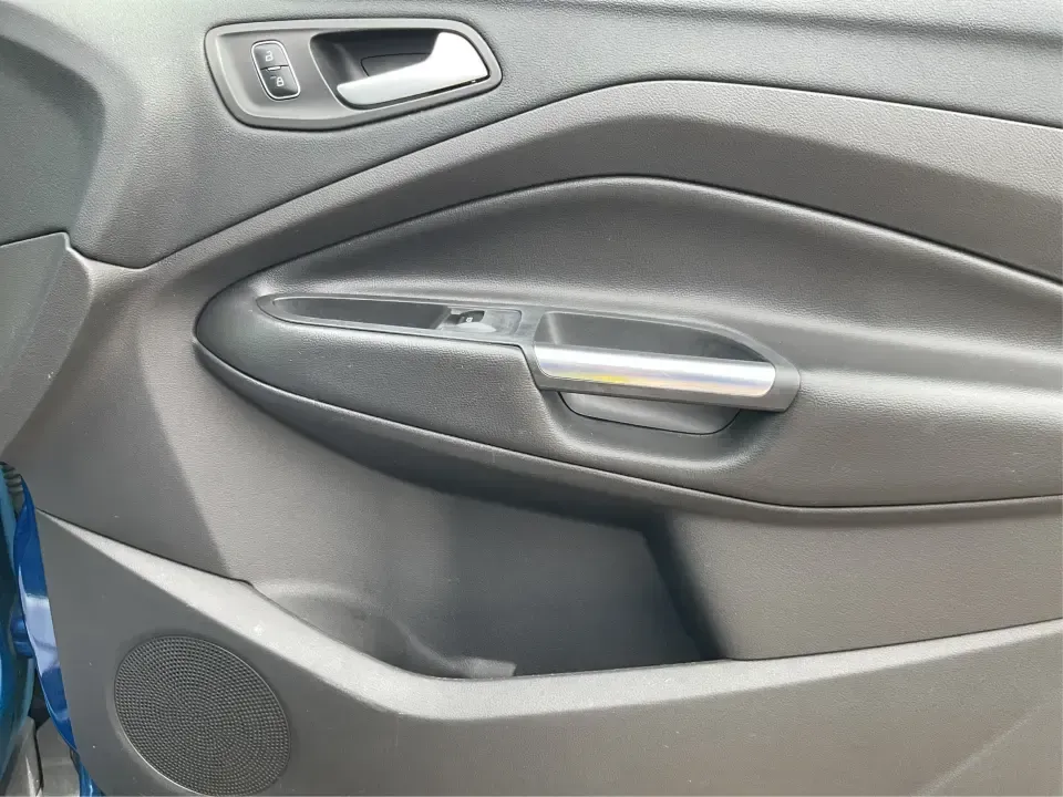 2017 Ford Escape (1FMCU9GD3HU) with an Other engine, located at 1230 East Main St, Xenia, OH, 45385, (937) 908-9800, 39.688026, -83.910172 - Are you searching for a reliable and stylish SUV that fits seamlessly into your busy lifestyle? Look no further than this stunning 2017 Ford Escape SE, available now at Advantage Car and Credit in Fairborn, OH. With its robust features and comfortable design, this vehicle is perfect for growing fami - Photo#20