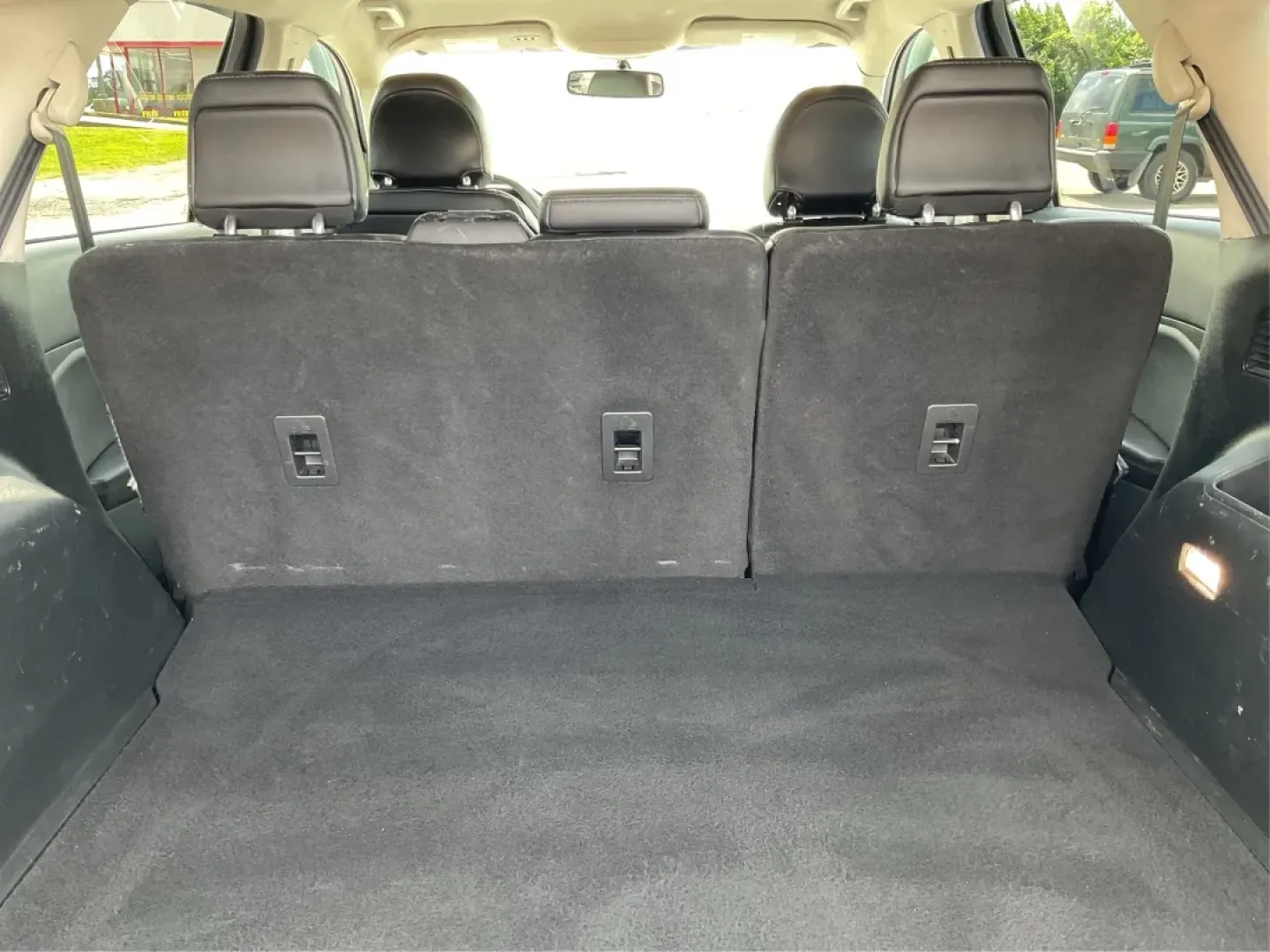 2018 Ford Edge SEL (2FMPK4J8XJB) with an 3.5L V-6 DOHC engine, located at 1184 Kauffman Ave, Fairborn, OH, 45324, (937) 908-9800, 39.807072, -84.030914 - **Explore New Adventures with the 2018 Ford Edge SEL at Advantage Car and Credit!**<br /> <br /> Are you ready to elevate your driving experience? Whether you're carting the kids to soccer practice, planning a weekend getaway, or simply commuting to work, the 2018 Ford Edge SEL offers both style and - Photo#12