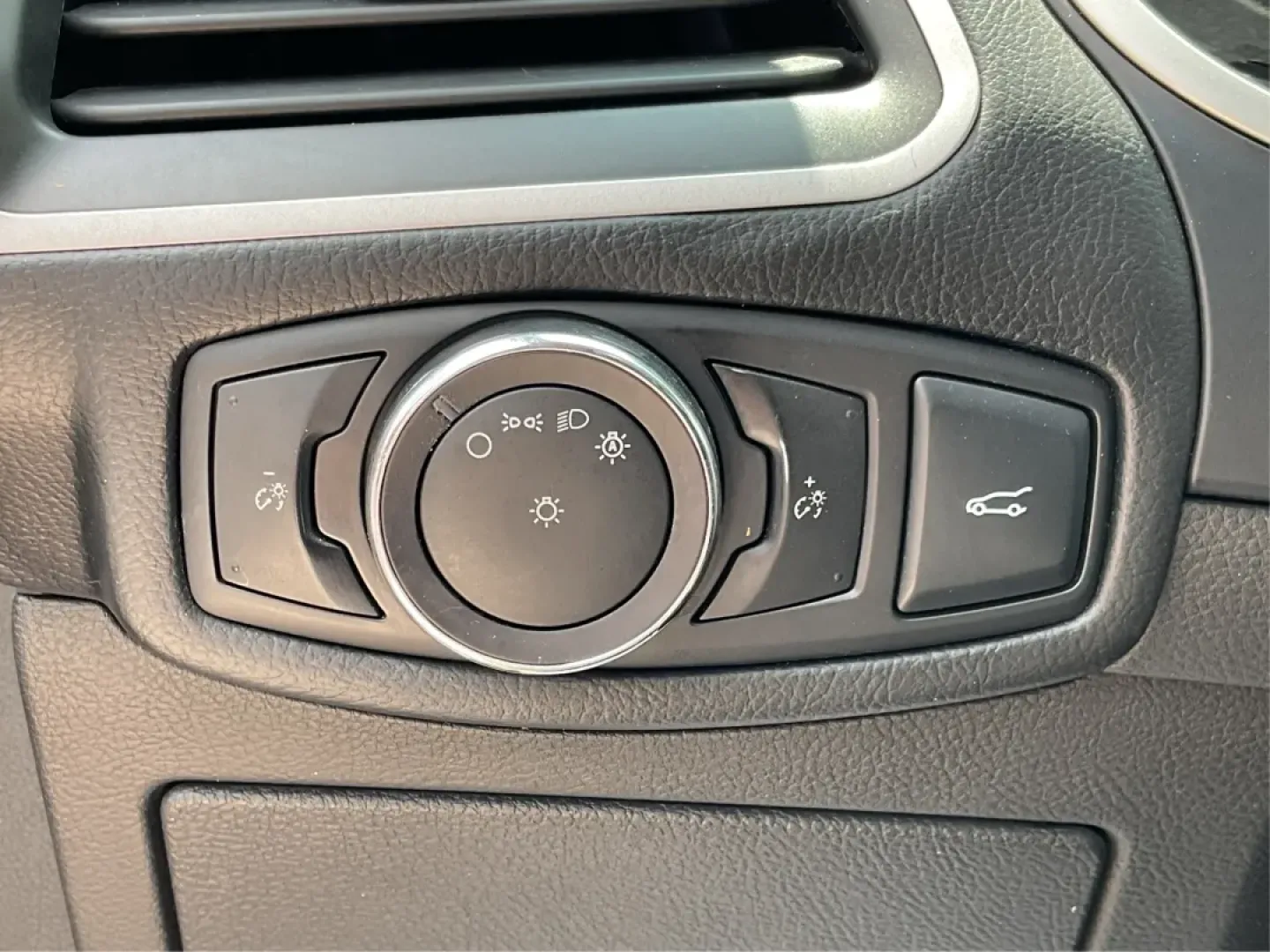 2018 Ford Edge SEL (2FMPK4J8XJB) with an 3.5L V-6 DOHC engine, located at 1184 Kauffman Ave, Fairborn, OH, 45324, (937) 908-9800, 39.807072, -84.030914 - **Explore New Adventures with the 2018 Ford Edge SEL at Advantage Car and Credit!**<br /> <br /> Are you ready to elevate your driving experience? Whether you're carting the kids to soccer practice, planning a weekend getaway, or simply commuting to work, the 2018 Ford Edge SEL offers both style and - Photo#17