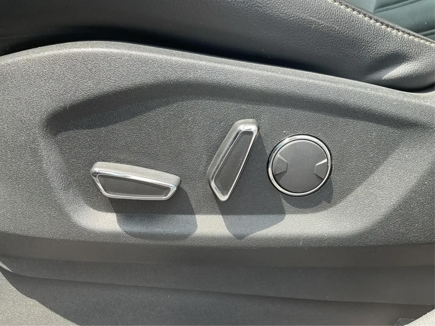 2018 Ford Edge SEL (2FMPK4J8XJB) with an 3.5L V-6 DOHC engine, located at 1184 Kauffman Ave, Fairborn, OH, 45324, (937) 908-9800, 39.807072, -84.030914 - **Explore New Adventures with the 2018 Ford Edge SEL at Advantage Car and Credit!**<br /> <br /> Are you ready to elevate your driving experience? Whether you're carting the kids to soccer practice, planning a weekend getaway, or simply commuting to work, the 2018 Ford Edge SEL offers both style and - Photo#18