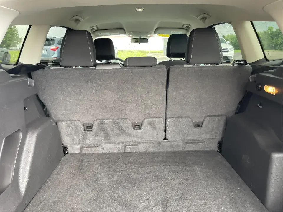 2017 Ford Escape SE (1FMCU0GD5HU) with an 1.5L L4 DOHC 16V engine, 6A transmission, located at 4508 South Dixie Dr, Moraine, OH, 45439, (937) 908-9800, 39.689976, -84.218452 - **Adventure Awaits in This 2017 Ford Escape SE Perfect for Your Ohio Lifestyle!**<br /> <br /> Are you ready to embrace the open road? Whether you're commuting to work, taking the kids to soccer practice, or planning a weekend getaway to nearby attractions like the National Museum of the U.S. Air F - Photo#12