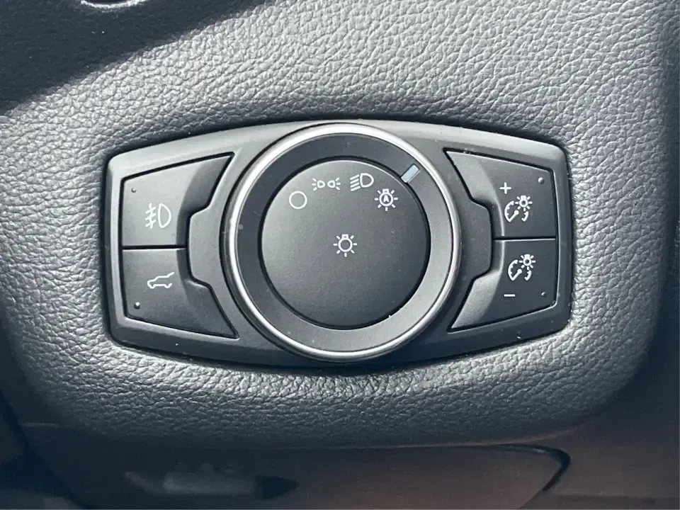 2017 Ford Escape SE (1FMCU0GD5HU) with an 1.5L L4 DOHC 16V engine, 6A transmission, located at 4508 South Dixie Dr, Moraine, OH, 45439, (937) 908-9800, 39.689976, -84.218452 - **Adventure Awaits in This 2017 Ford Escape SE Perfect for Your Ohio Lifestyle!**<br /> <br /> Are you ready to embrace the open road? Whether you're commuting to work, taking the kids to soccer practice, or planning a weekend getaway to nearby attractions like the National Museum of the U.S. Air F - Photo#17