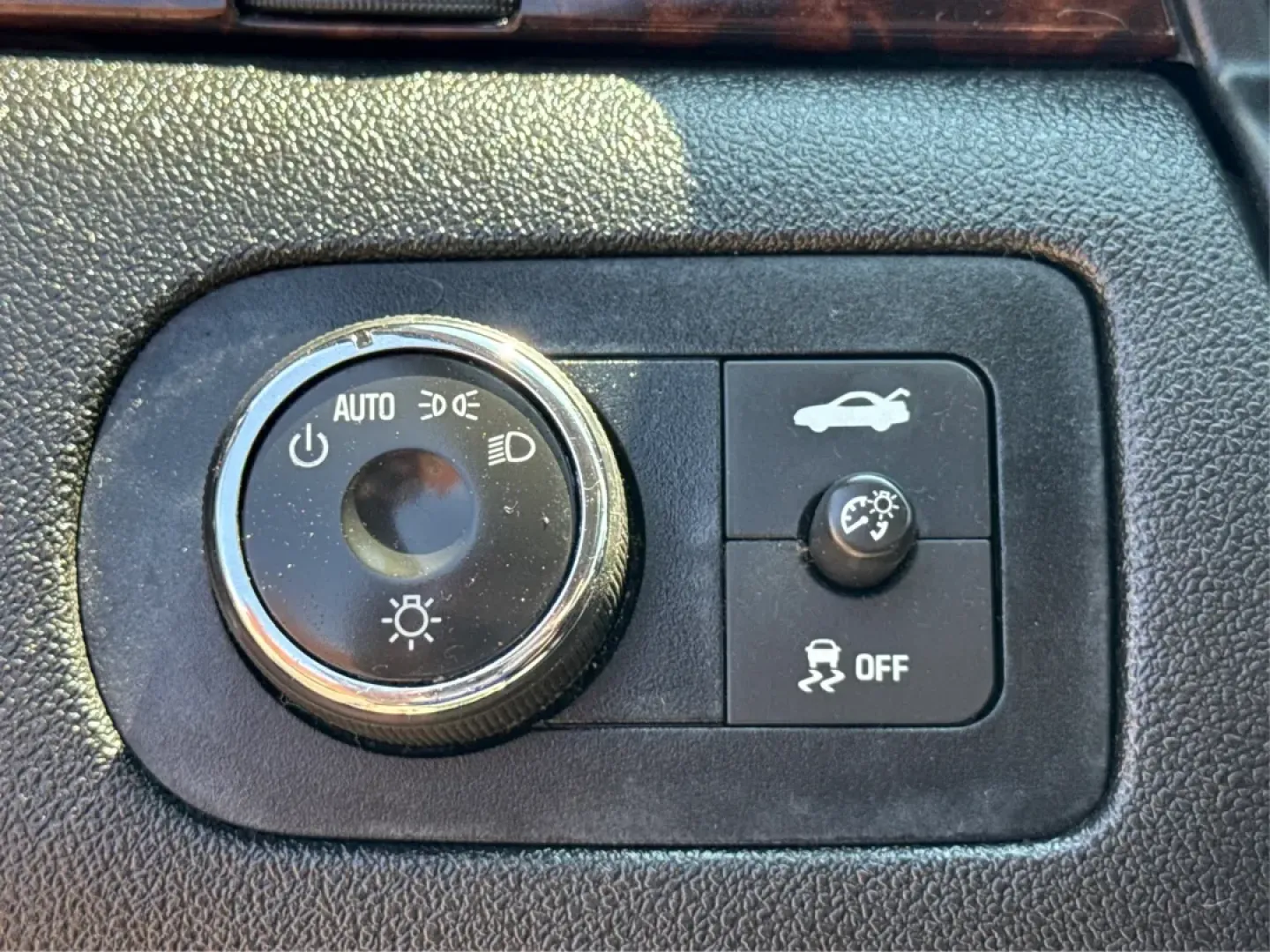 2014 Chevrolet Impala Limited LT (2G1WB5E3XE1) with an 3.6L V-6 gasoline direct injection engine, located at 8750 N County Rd 25A, Piqua, OH, 45356, (937) 908-9800, 40.164391, -84.232513 - Are you ready for your next adventure, whether it's a family road trip, a daily commute, or simply running errands around Fairborn? The 2014 Chevrolet Impala Limited LT is the perfect sedan to elevate your driving experience. With its stylish black exterior and reliable performance, this vehicle is - Photo#17