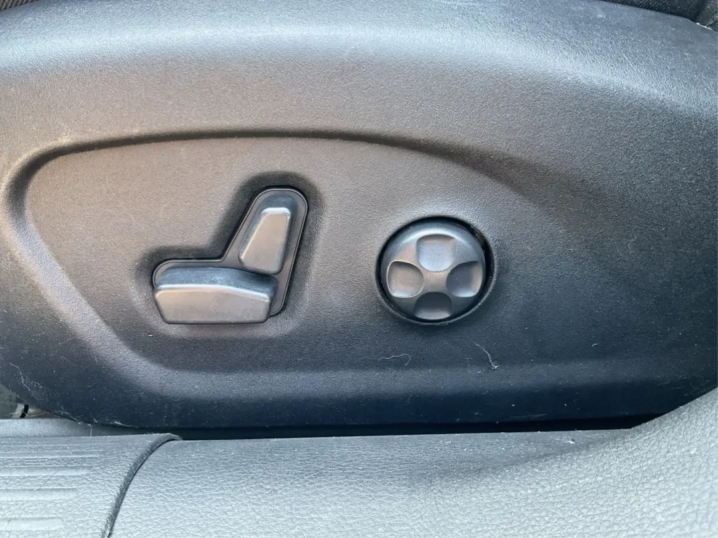 2016 Chrysler 200 Limited (1C3CCCABXGN) with an 2.4L L4 DOHC 16V engine, 9-Speed Automatic transmission, located at 1230 East Main St, Xenia, OH, 45385, (937) 908-9800, 39.688026, -83.910172 - Are you in the market for a reliable sedan that effortlessly combines comfort, style, and functionality? Look no further than this 2016 Chrysler 200 Limited, available now at Advantage Car and Credit in Fairborn, OH. Perfect for budget-conscious buyers, this sedan is a fantastic choice for daily com - Photo#17