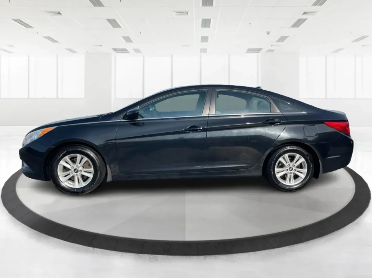 2013 Hyundai Sonata GLS (5NPEB4AC6DH) with an 2.4L I-4 gasoline direct injection engine, located at 401 Woodman Dr, Riverside, OH, 45431, (937) 908-9800, 39.760899, -84.123421 - If you're searching for the perfect blend of reliability, comfort, and affordability, look no further than this stunning 2013 Hyundai Sonata GLS, available now at Advantage Car and Credit in Fairborn, OH. Ideal for budget-conscious buyers or families looking for a dependable sedan, this vehicle shin - Photo#5