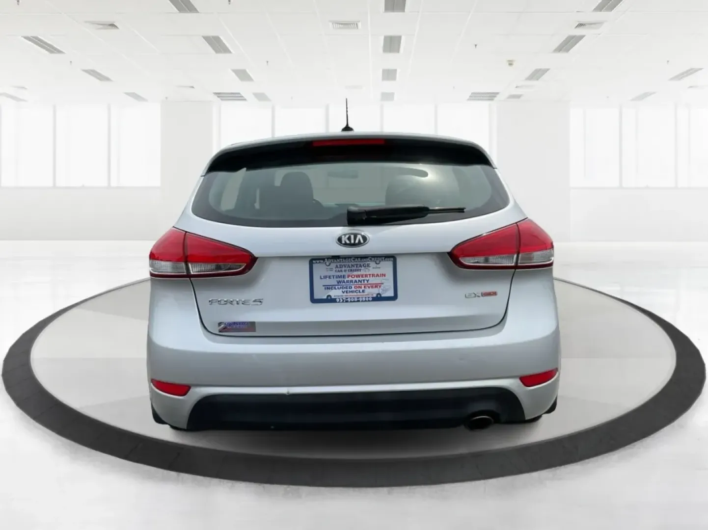 2014 Kia Forte EX (KNAFX5A88E5) with an 2L I-4 gasoline direct injection engine, 6-Speed Automatic transmission, located at 401 Woodman Dr, Riverside, OH, 45431, (937) 908-9800, 39.760899, -84.123421 - **Discover Your Next Adventure with the 2014 Kia Forte EX at Advantage Car and Credit!**<br /> <br /> Are you ready to elevate your daily commute or embark on weekend adventures? The 2014 Kia Forte EX is the perfect companion, whether you're navigating the bustling streets of Fairborn, OH, or hittin - Photo#3