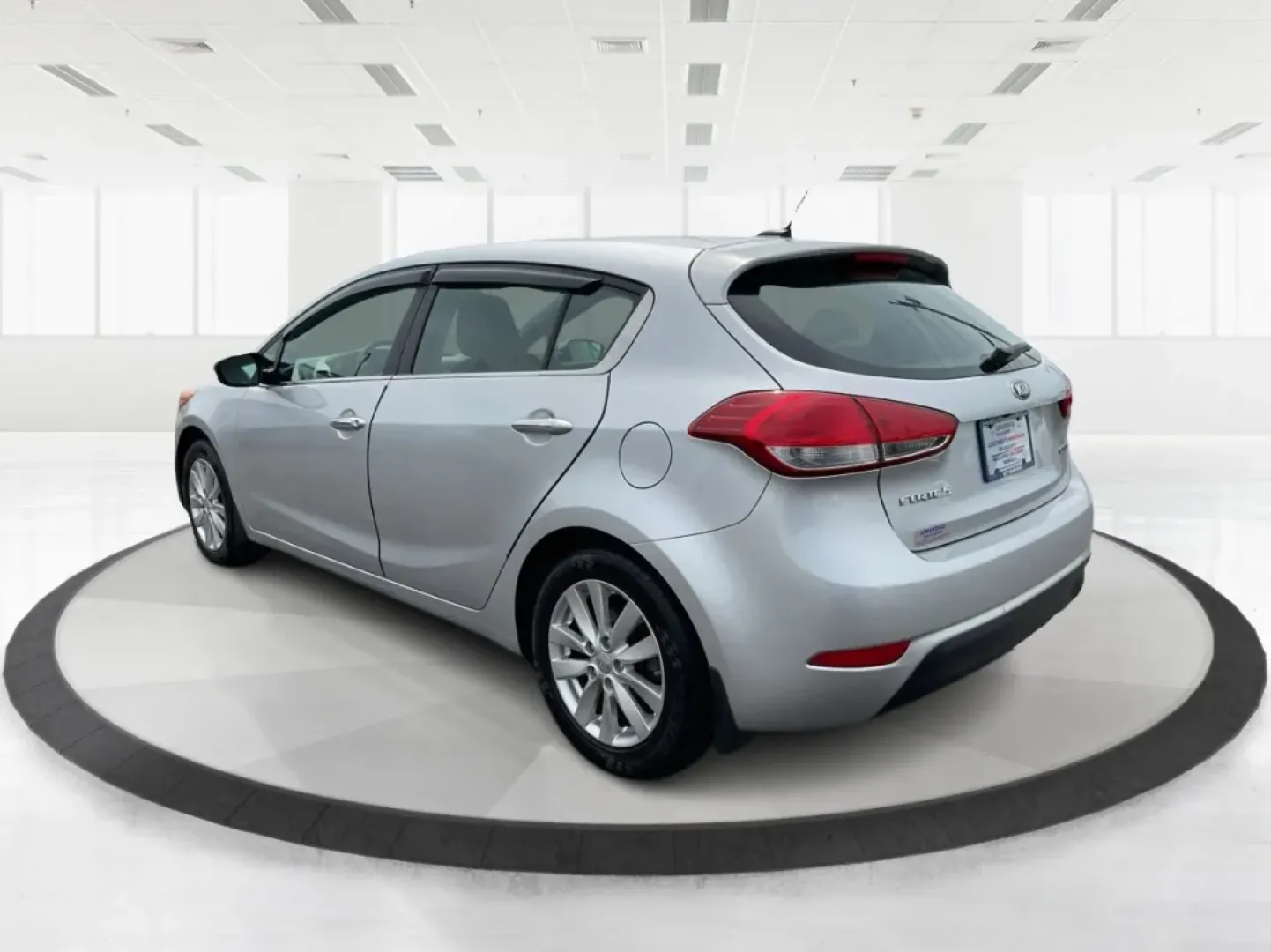 2014 Kia Forte EX (KNAFX5A88E5) with an 2L I-4 gasoline direct injection engine, 6-Speed Automatic transmission, located at 401 Woodman Dr, Riverside, OH, 45431, (937) 908-9800, 39.760899, -84.123421 - **Discover Your Next Adventure with the 2014 Kia Forte EX at Advantage Car and Credit!**<br /> <br /> Are you ready to elevate your daily commute or embark on weekend adventures? The 2014 Kia Forte EX is the perfect companion, whether you're navigating the bustling streets of Fairborn, OH, or hittin - Photo#4