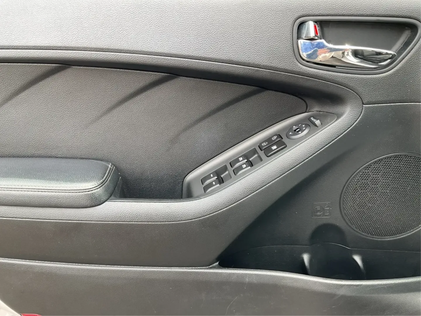 2014 Kia Forte EX (KNAFX5A88E5) with an 2L I-4 gasoline direct injection engine, 6-Speed Automatic transmission, located at 401 Woodman Dr, Riverside, OH, 45431, (937) 908-9800, 39.760899, -84.123421 - **Discover Your Next Adventure with the 2014 Kia Forte EX at Advantage Car and Credit!**<br /> <br /> Are you ready to elevate your daily commute or embark on weekend adventures? The 2014 Kia Forte EX is the perfect companion, whether you're navigating the bustling streets of Fairborn, OH, or hittin - Photo#17