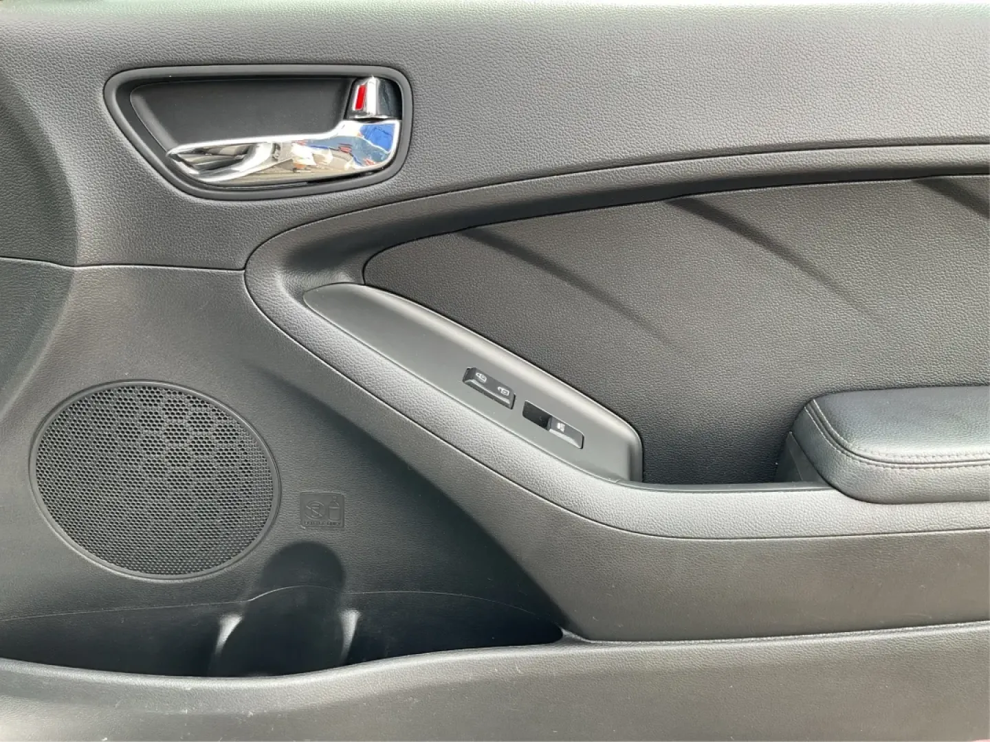 2014 Kia Forte EX (KNAFX5A88E5) with an 2L I-4 gasoline direct injection engine, 6-Speed Automatic transmission, located at 401 Woodman Dr, Riverside, OH, 45431, (937) 908-9800, 39.760899, -84.123421 - **Discover Your Next Adventure with the 2014 Kia Forte EX at Advantage Car and Credit!**<br /> <br /> Are you ready to elevate your daily commute or embark on weekend adventures? The 2014 Kia Forte EX is the perfect companion, whether you're navigating the bustling streets of Fairborn, OH, or hittin - Photo#18